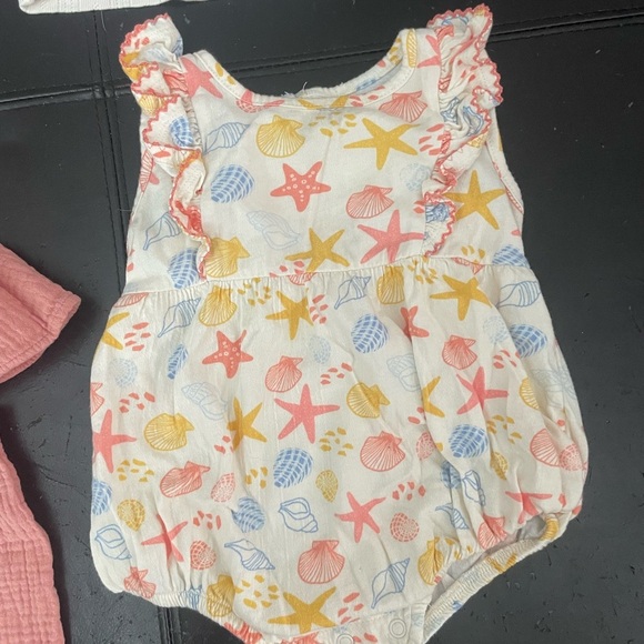 Adorable Baby Clothing Set in Pink and White - Picture 4 of 9